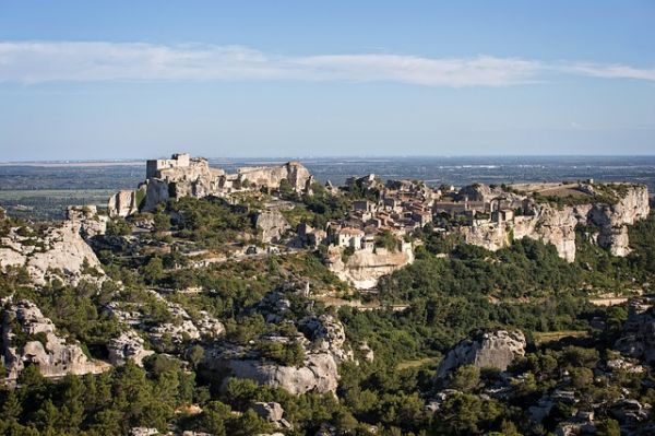 Journée Bouillabaisse Provençale en autocar aux Baux de Provence .